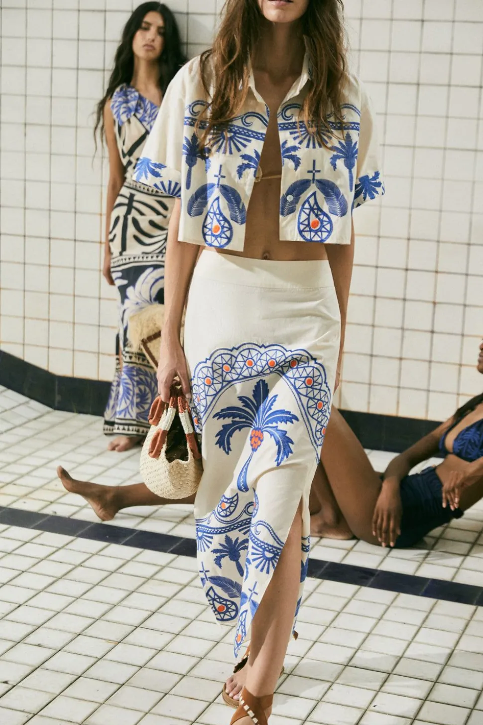 Confronting Love Bag In Ecru