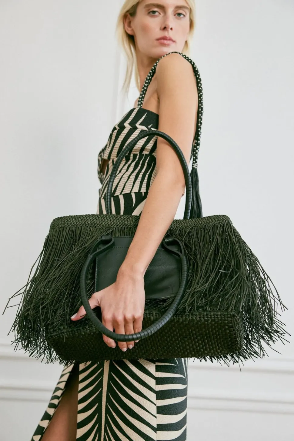 Palm'S Embrace Bag In Black
